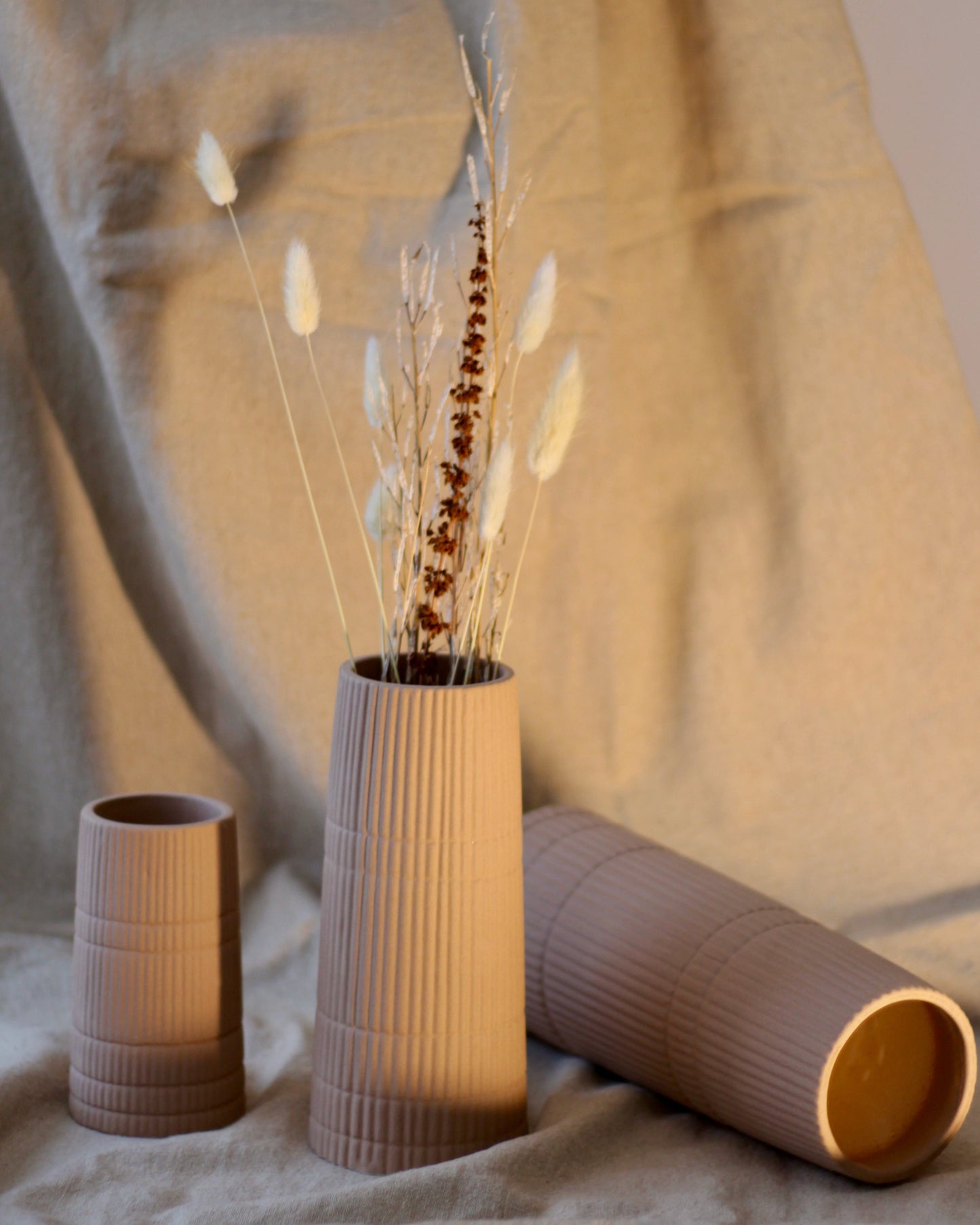 Linea Vase Sand - Single (with flowers)