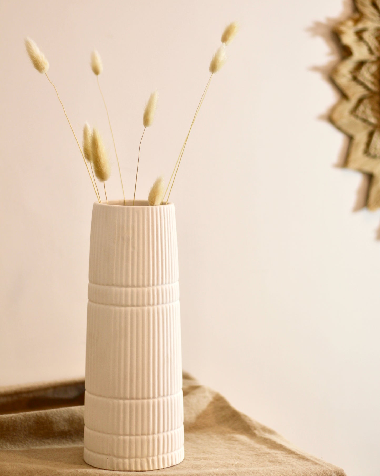 Linea Vase Snow - Single (with flowers)