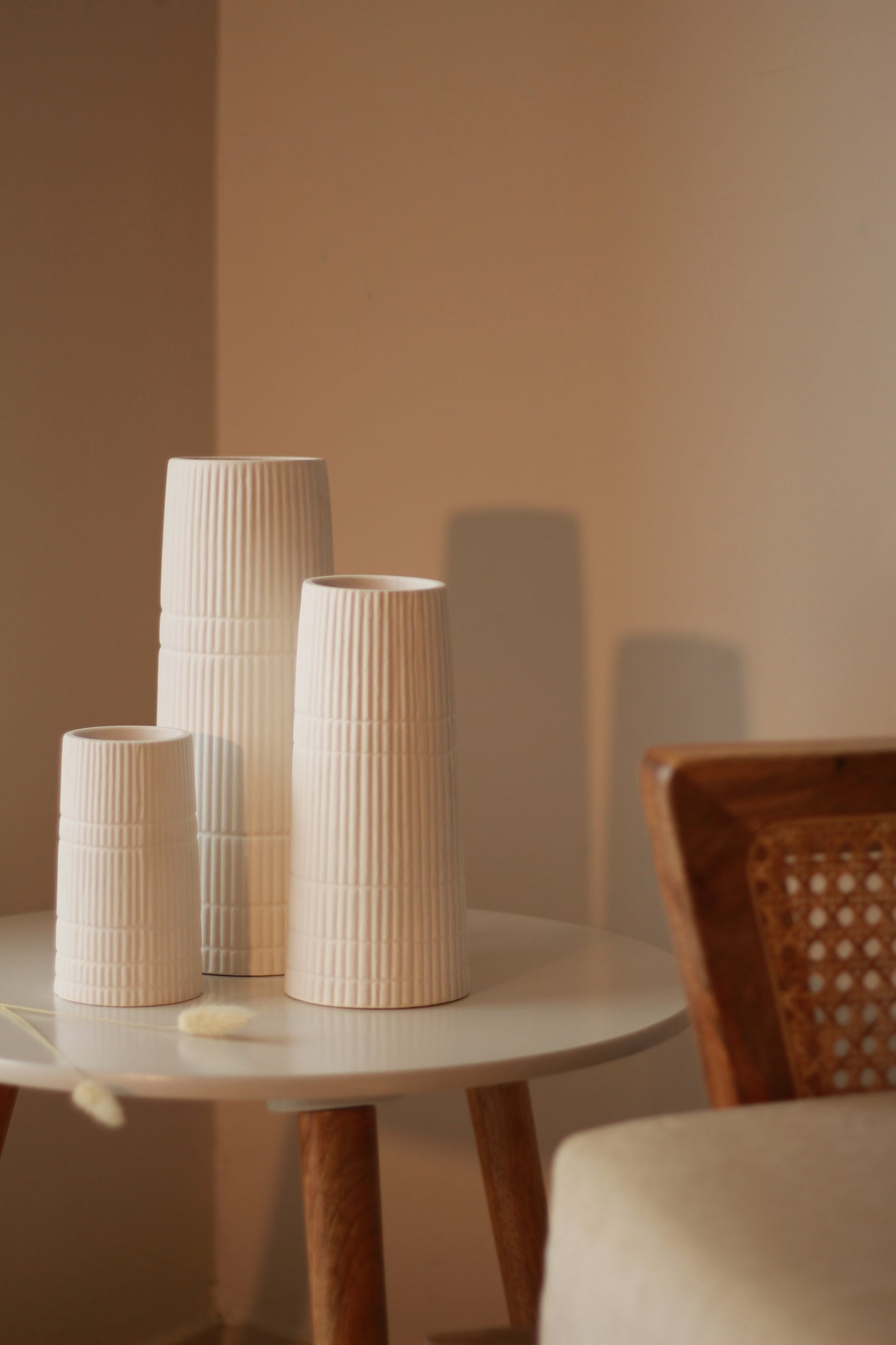 Linea Vase Snow - Single (with flowers)