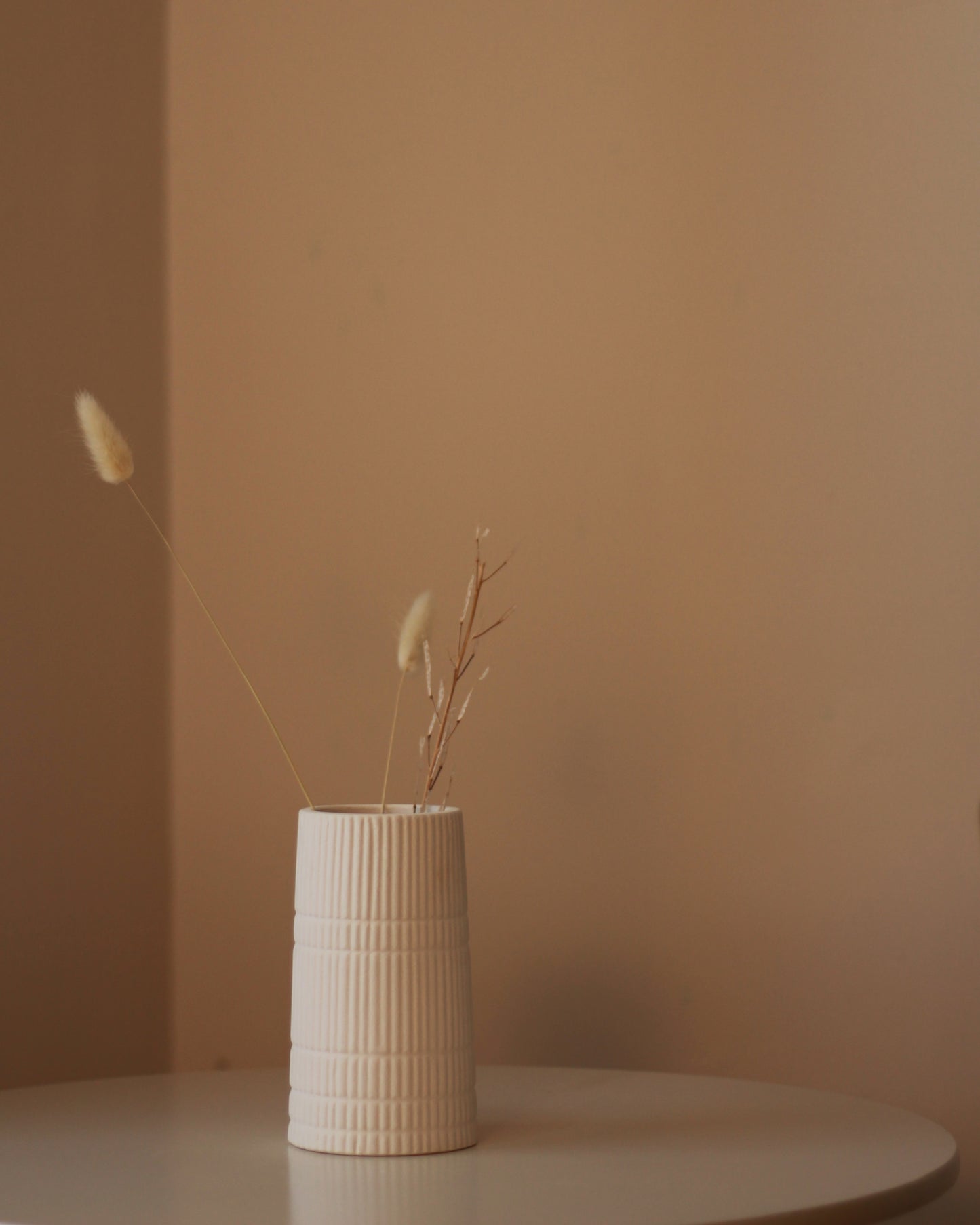 Linea Vase Snow - Single (with flowers)