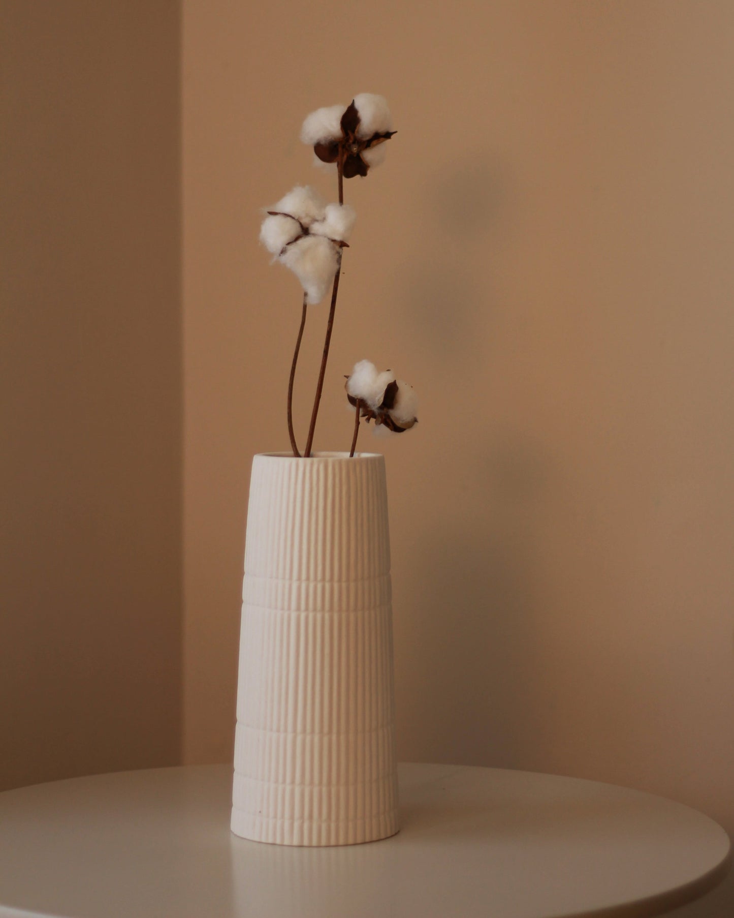 Linea Vase Snow - Single (with flowers)
