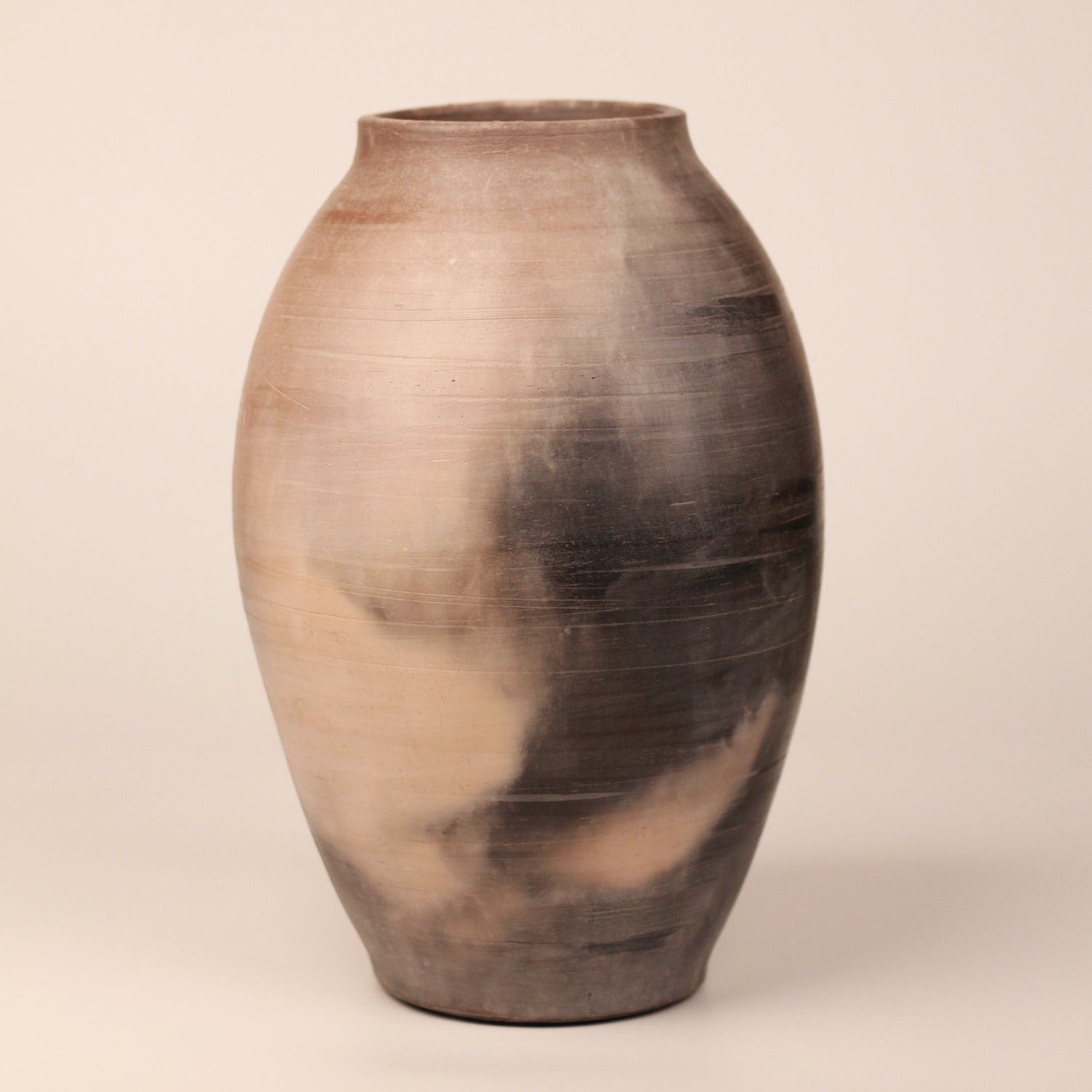 Kaari vase placed on a solid neutral background showcasing the product